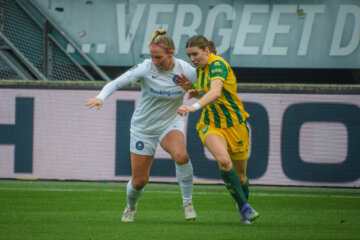 Puck Donker (HERA United) in duel met Iris Remmers (ADO Den Haag)