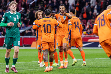 Het Nederlands elftal juicht na een goal tegen Litouwen