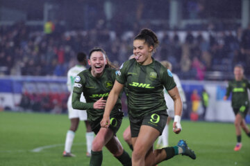 Jada Conijnenberg juicht na haar goal voor OH Leuven