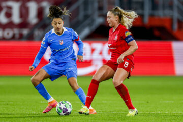 Danique van Ginkel tijdens FC Twente - Atlético Madrid