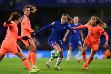 Wieke Kaptein (Chelsea) in het duel met FC Barcelona