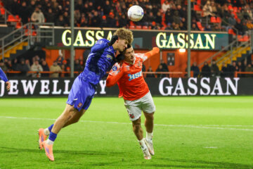 Ruud Nijstad gaat een luchtduel aan