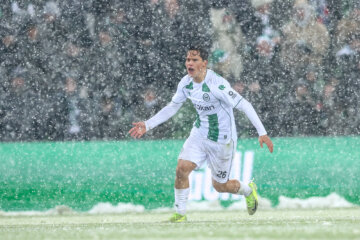 Thom van Bergen juicht in de sneeuw