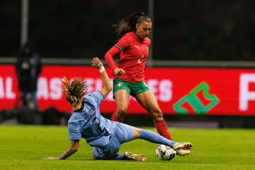 Lynn Wilms zet een tackle in tegen Portugal