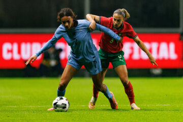 Nina Nijstad in actie namens de OranjeLeeuwinnen