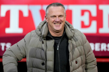 John van den Brom lacht