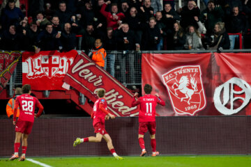 Daan Rots juicht met de fans van FC Twente