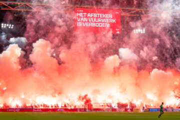 Vuurwerk bij Ajax - FC Groningen in de Johan Cruijff ArenA