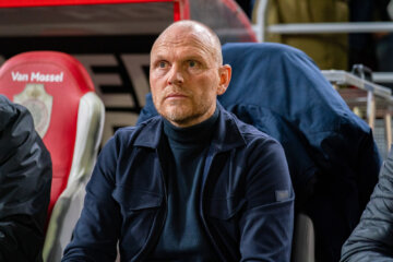 Joseph Oosting op de bank bij Royal Antwerp FC