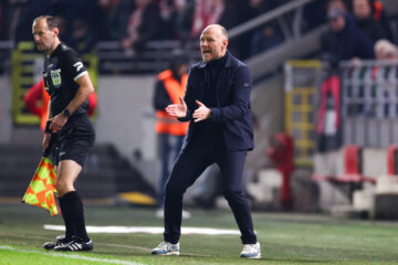 Joseph Oosting langs de lijn bij Antwerp FC