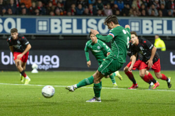 Stije Resink scoort de penalty