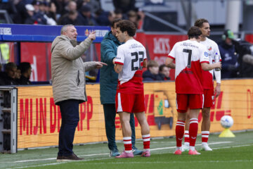 Ron Jans praat met Miguel Rodríguez