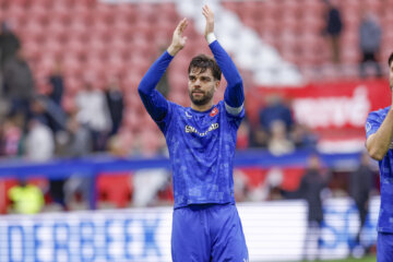 Robin Pröpper bedankt de meegereisde FC Twente-supporters