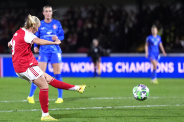 Beth Mead schiet raak tegen FC Twente