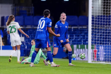 Wieke Kaptein juicht na haar goal voor Chelsea
