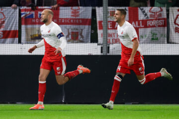 Mike van der Hoorn viert zijn treffer tegen Nottingham Forest