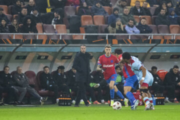 Robin van Persie langs de lijn tijdens FCSB - Feyenoord