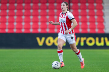 Aniek Nouwen aan de bal namens PSV