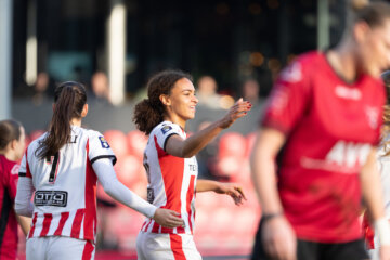 Nina Nijstad (PSV) juicht na haar goal tegen FC Rijnvogels