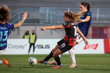 Kayleigh van Dooren in actie namens AC Milan tegen Inter