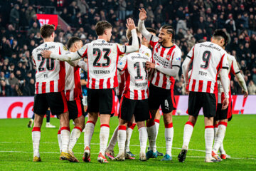 Joey Veerman wordt gefeliciteerd door zijn teamgenoten na zijn 3-2 tegen Heracles