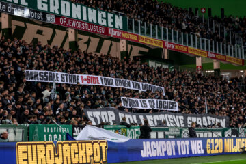 FC Groningen-supporters met een spandoek