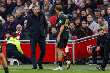 Robin van Persie praat met Luciano Valente