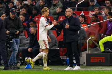Fred Grim geeft Kasper Dolberg een hand