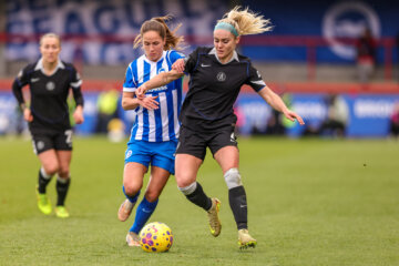 Marisa Olislagers in duel met Ellie Carpenter