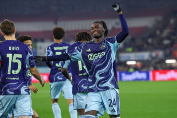 Jorthy Mokio juicht na zijn goal voor Ajax