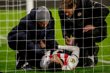 Ricardo Pepi ligt geblesseerd op het veld