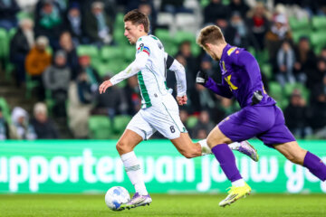 Stije Resink aan de bal tegen NAC