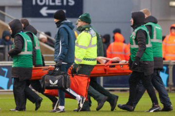 Katja Snoeijs moet per brancard van het veld