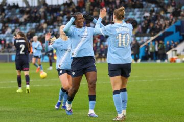 Vivianne Miedema juicht met Khadija 'Bunny' Shaw