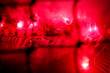 Supporters van FC Twente met vuurwerk in het uitvak bij FC Utrecht