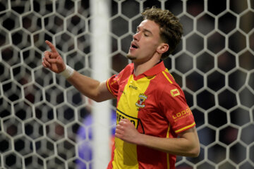 Milan Smit viert een treffer voor Go Ahead Eagles