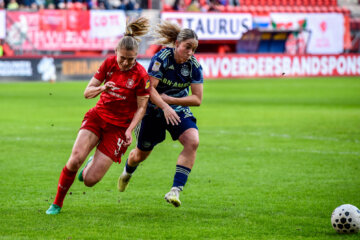 Lieske Carleer (FC Twente) en Danique Tolhoek (Ajax) in duel