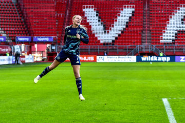 Ranneke Derks juicht na haar goal voor Ajax
