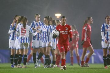 SC Heerenveen juicht na een goal tegen AZ