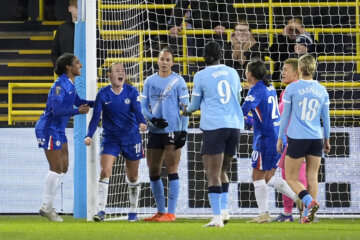 Wieke Kaptein juicht na haar goal tegen Manchester City