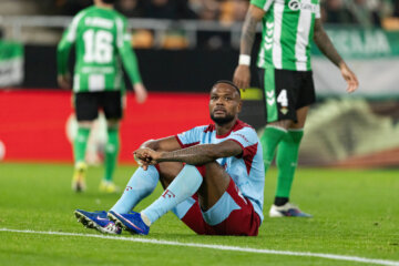 Cyle Larin zit op het veld