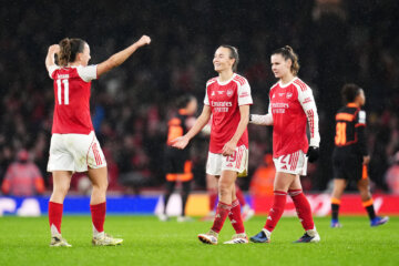 Katie McCabe, Caitlin Foord en Victoria Pelova zijn blij