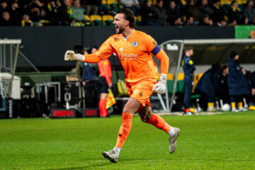 Joël Drommel viert de late gelijkmaker van Sparta Rotterdam tegen Fortuna