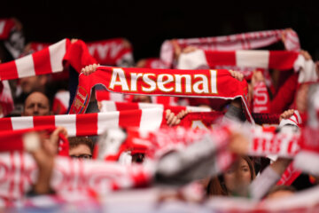 Fans van Arsenal houden sjaals omhoog