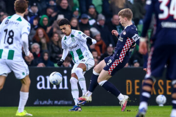 Jerdy Schouten in duel met Younes Taha