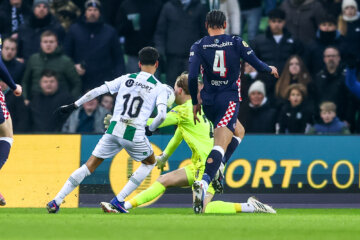 Niek Schiks pareert de poging van Younes Taha