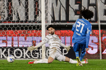 Gjivai Zechiël scoort tegen NEC