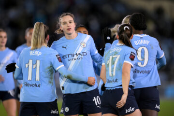 Vivianne Miedema wordt gefeliciteerd met een goal voor Manchester City