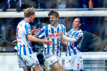 Lasse Nordas juicht, met Maxence Rivera