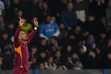 Donyell Malen viert een goal namens AS Roma